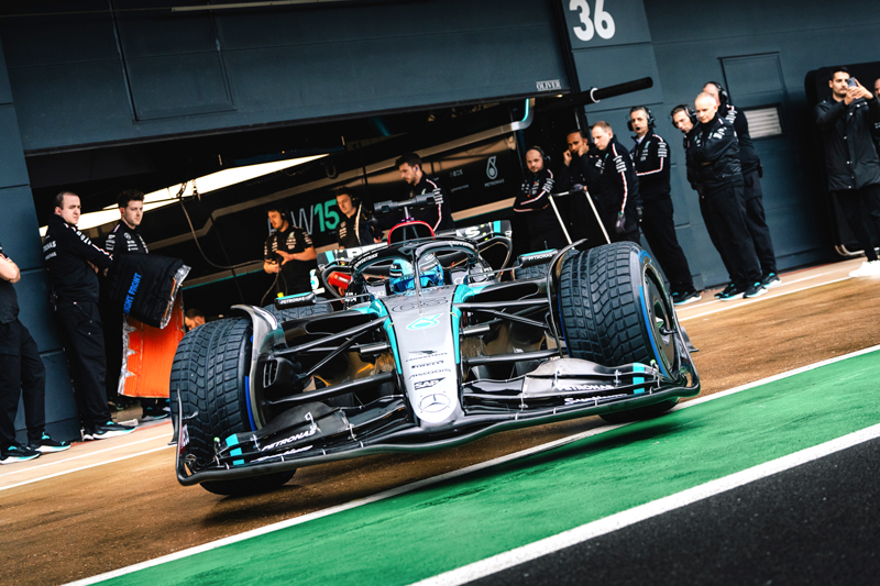 Russell completou com pista molhada as
voltas de shakedown do novo Mercedes - 